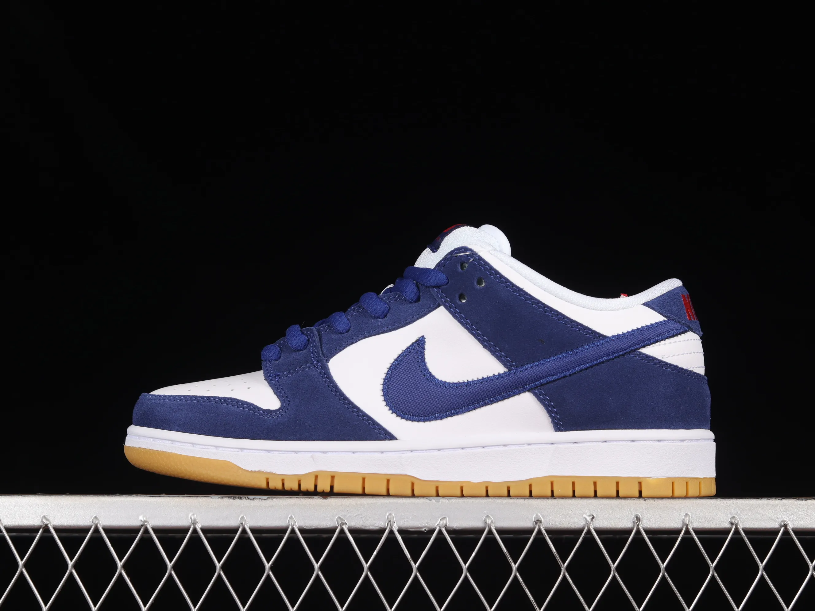 All Categories Nk SB Dunk Series Nk SB Dunk Low Low-top Sneakers F Version Nk SB Dunk Low White and Blue Los Angeles Dodgers SB Smashing Backboard Fashion Casual Sneakers DO9395-400